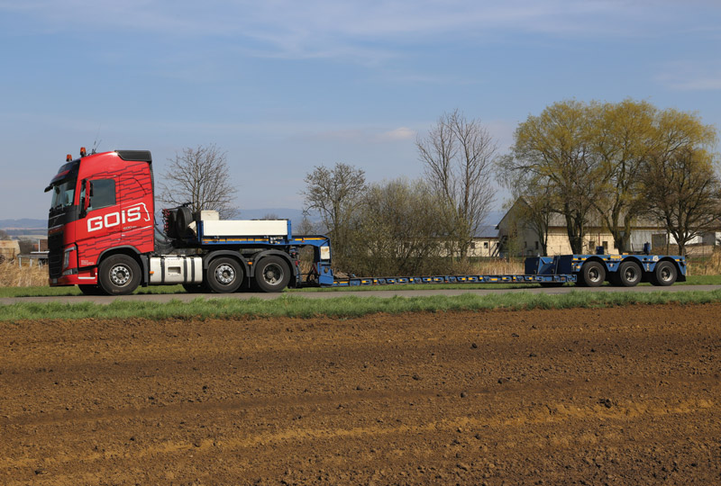 Lowered trailer with detachable neck