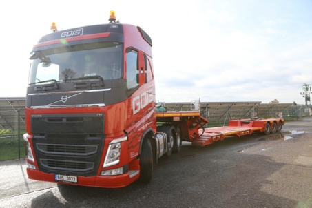 Lowered trailer with detachable neck